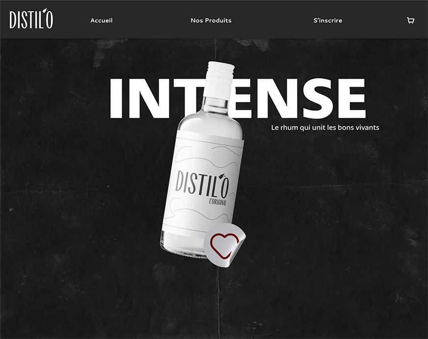 photo du site internet de la marque distil'o, un fond noir, au centre une bouteille de transparente et au dessus un menu de navigation