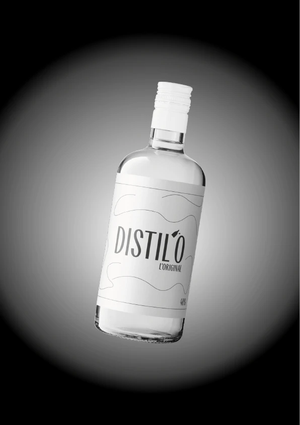une bouteille de rhum transparente avec la marque distil'o