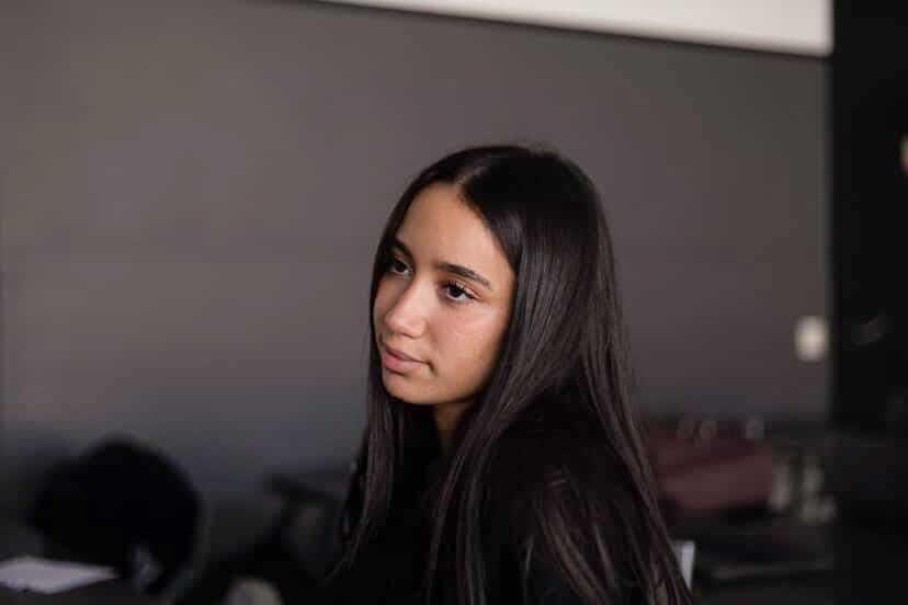 Photo fille brune eu yeux marron entrain de regarder sur le coter