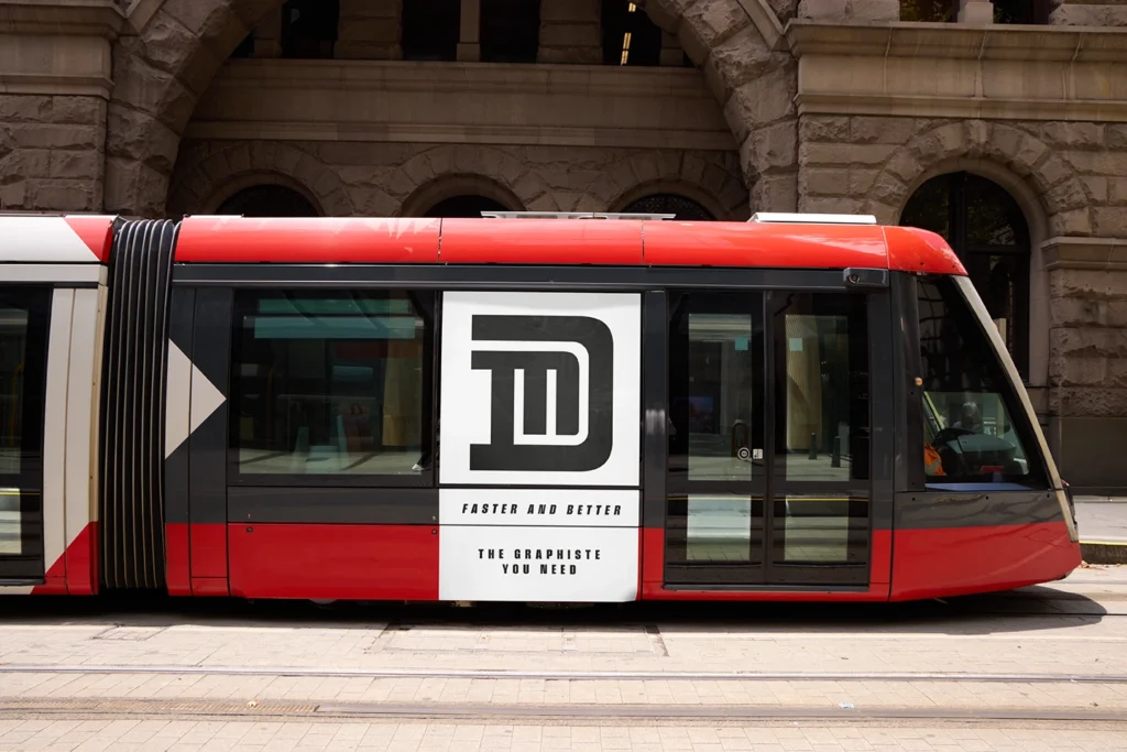 tramway rouge et noir vide avec un panneau publicitaire blanc et un logo noir avec un D et un M